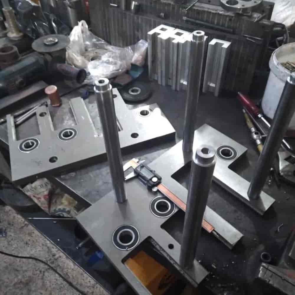 قطعات دستگاه صنعتی در حال مونتاژ
